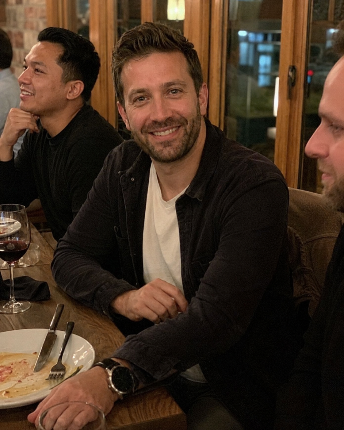 Natural social photo with friends at a cafe
